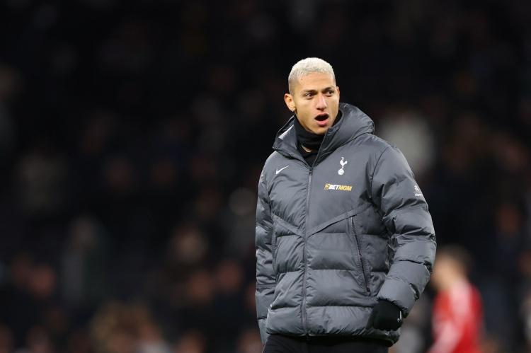 万英镑, 每日邮报, 出进攻位置 万英镑, 每日邮报, 出进攻位置