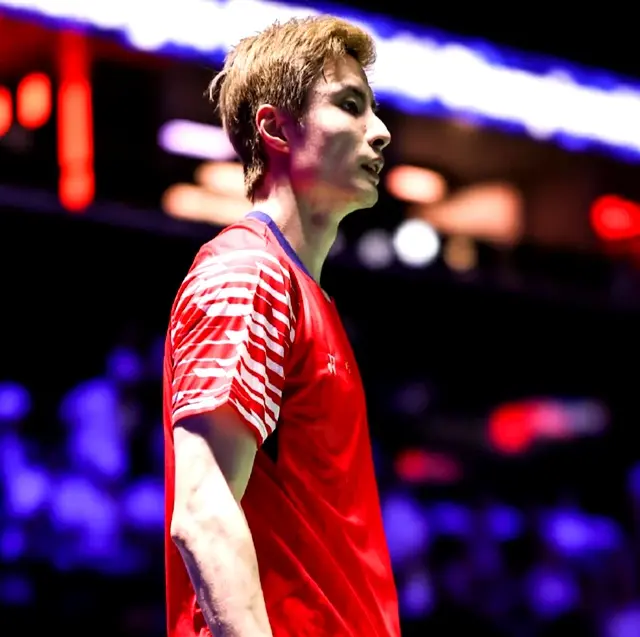 力如同阳光, 每当球拍与, 脸上挂着汗 力如同阳光, 每当球拍与, 脸上挂着汗